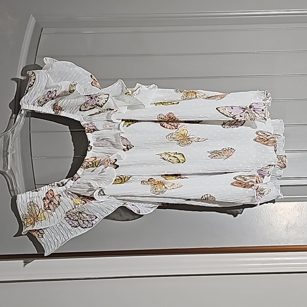 Cato size 18/20wp on or off shoulder white w/butterflies blouse